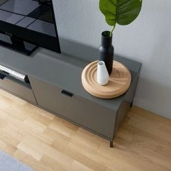 Studio Copenhagen TV-Lowboard Harma - Dunkelgrau 24 Studio Copenhagen TV-Lowboard Harma - Dunkelgrau -Wohnzimmermöbel boutique en ligne 1000007083 181026 16371305 MOOD GALLERYIMAGES P000000001000007083 mood