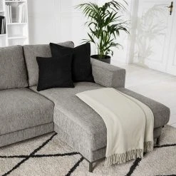 Fredriks Ecksofa Summer - Webstoff Madu: Hellgrau - Longchair davorstehend rechts - Ohne Schlaffunktion -Wohnzimmermöbel boutique en ligne 1000012445 220802 030 DETAILS P000000001000012445