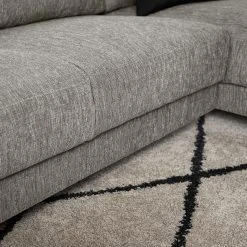 Fredriks Ecksofa Summer - Webstoff Madu: Hellgrau - Longchair davorstehend rechts - Ohne Schlaffunktion -Wohnzimmermöbel boutique en ligne 1000012445 220802 060 DETAILS P000000001000012445