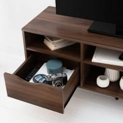 Mørteens TV-Lowboard Gjora I - Gummibaum teilmassiv - Walnuss 22 Mørteens TV-Lowboard Gjora I - Gummibaum teilmassiv - Walnuss -Wohnzimmermöbel boutique en ligne 1000123441 190321 17262400008 GALLERYIMAGES P000000001000123441