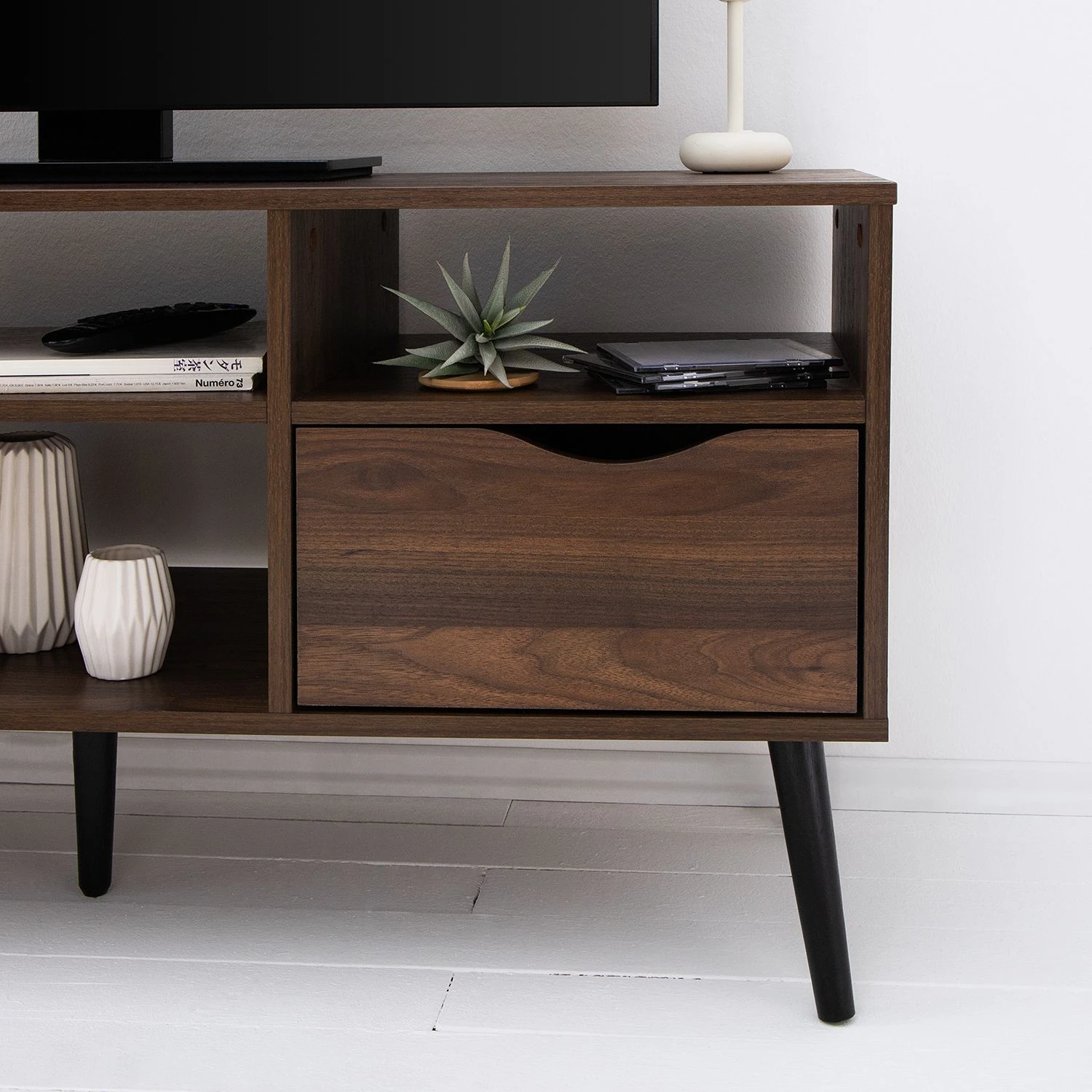 Mørteens TV-Lowboard Gjora I - Gummibaum teilmassiv - Walnuss 11 Mørteens TV-Lowboard Gjora I - Gummibaum teilmassiv - Walnuss – Bild 11