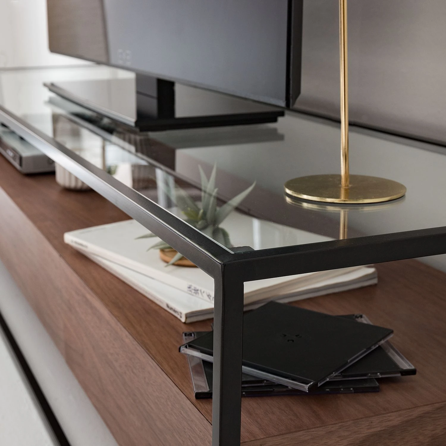 Studio Copenhagen Lowboard Rizzo - Holzwerkstoff / Glas - Schwarz / Walnuss Dekor 11 Studio Copenhagen Lowboard Rizzo - Holzwerkstoff / Glas - Schwarz / Walnuss Dekor – Bild 11