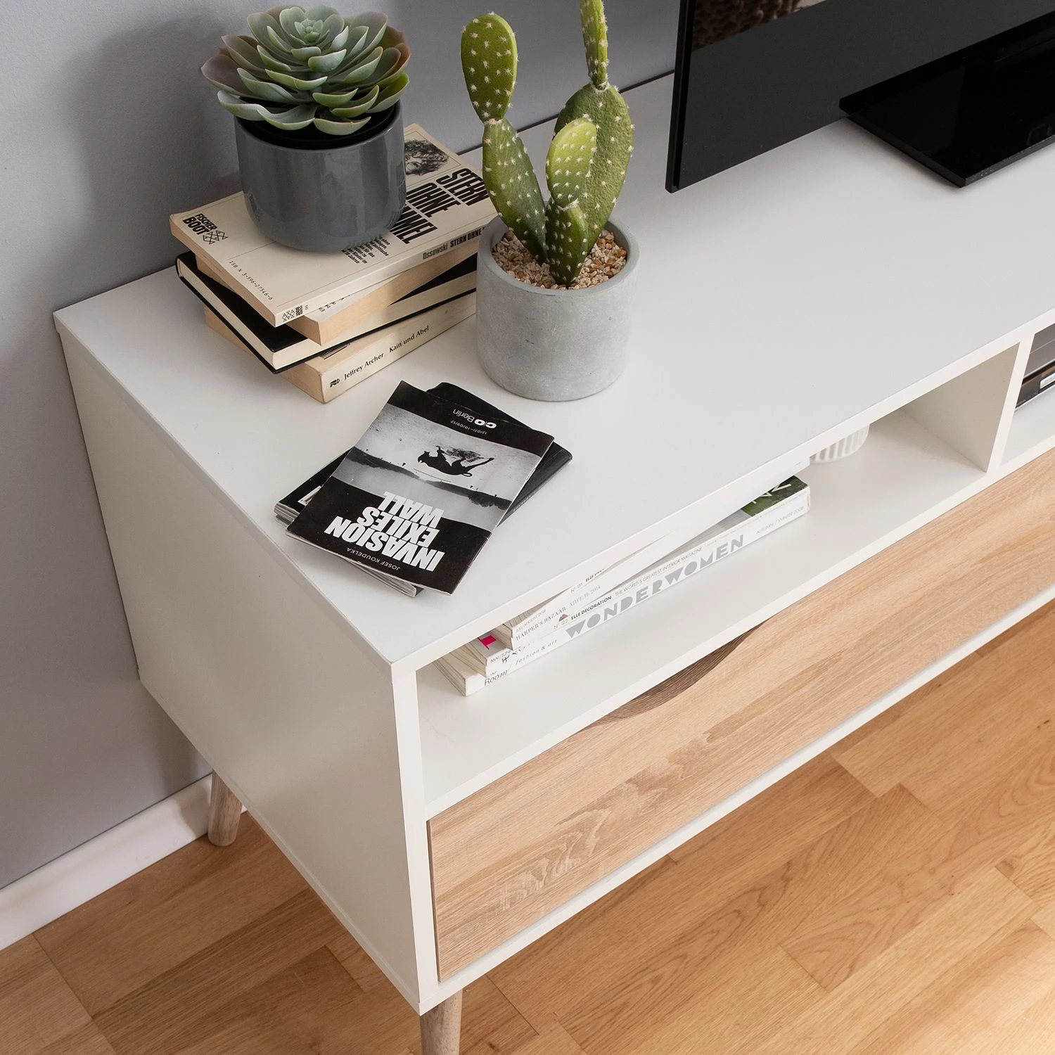 Mørteens TV-Lowboard Sunndal - Gummibaum teilmassiv - Weiß / Eiche Hell 14 Mørteens TV-Lowboard Sunndal - Gummibaum teilmassiv - Weiß / Eiche Hell – Bild 14