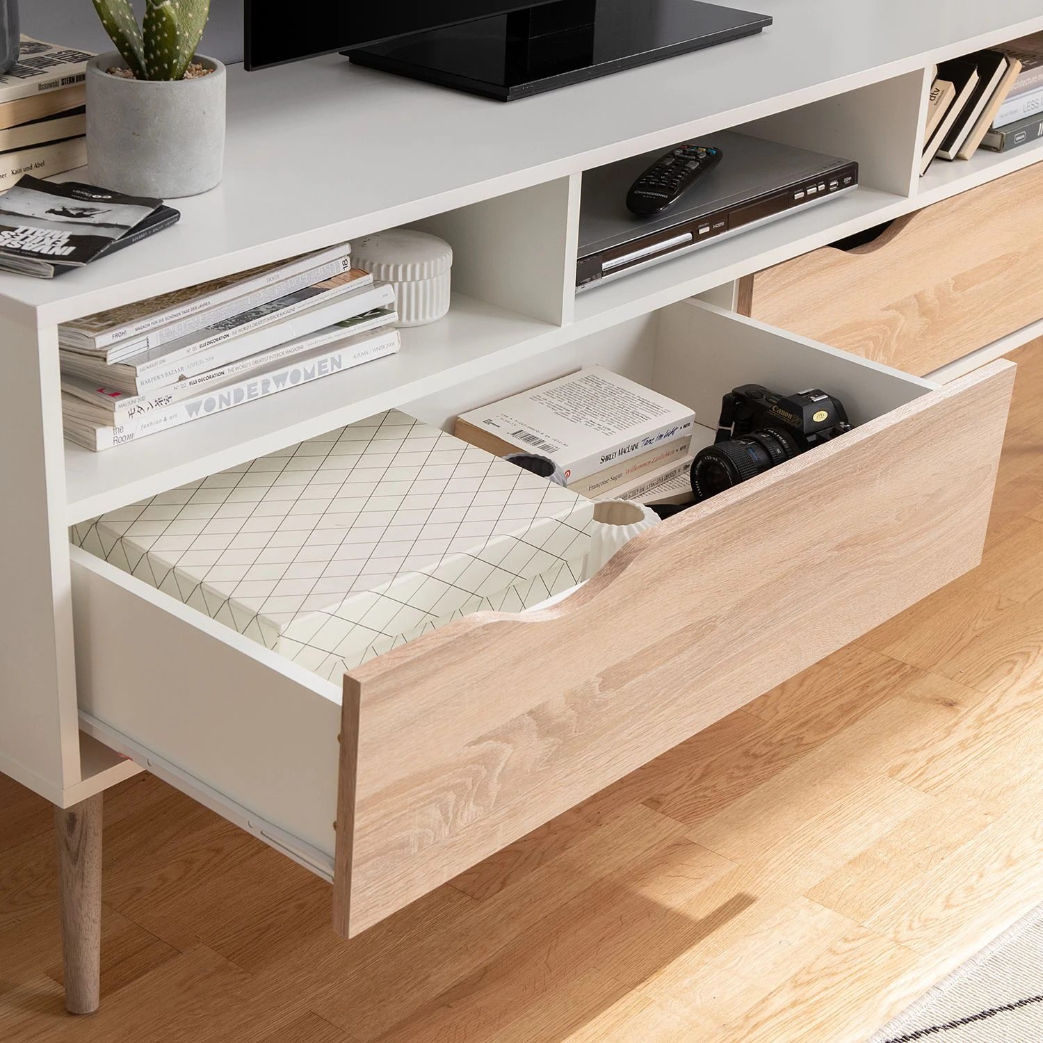 Mørteens TV-Lowboard Sunndal - Gummibaum teilmassiv - Weiß / Eiche Hell 15 Mørteens TV-Lowboard Sunndal - Gummibaum teilmassiv - Weiß / Eiche Hell – Bild 15