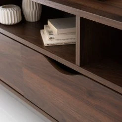 Mørteens TV-Lowboard Gjora III - Gummibaum teilmassiv - Walnuss 27 Mørteens TV-Lowboard Gjora III - Gummibaum teilmassiv - Walnuss -Wohnzimmermöbel boutique en ligne 1000123475 190321 17262600028 GALLERYIMAGES P000000001000123475