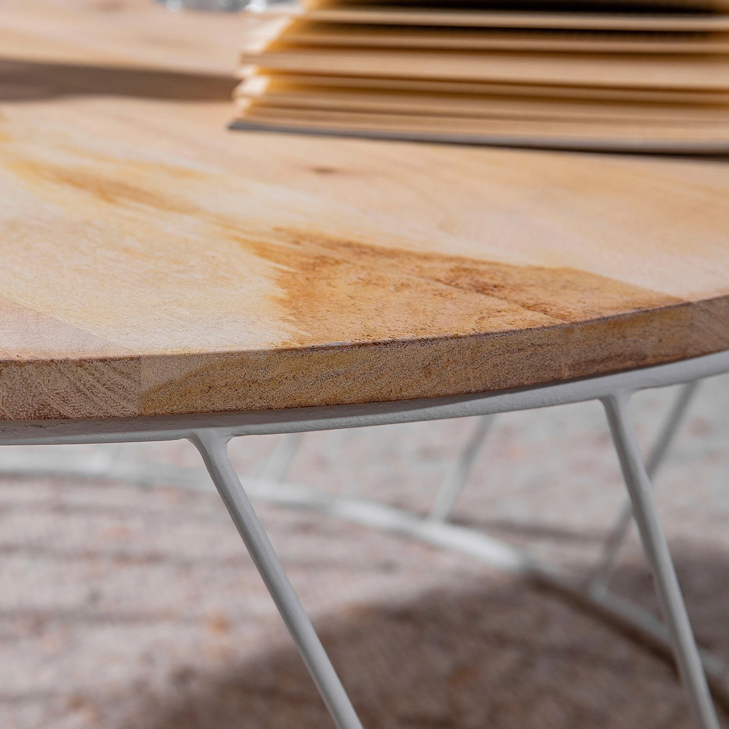 Norrwood Couchtisch Gabiarra - Akazie massiv / Eisen - Mango Hell / Weiß 4 Norrwood Couchtisch Gabiarra - Akazie massiv / Eisen - Mango Hell / Weiß – Bild 4