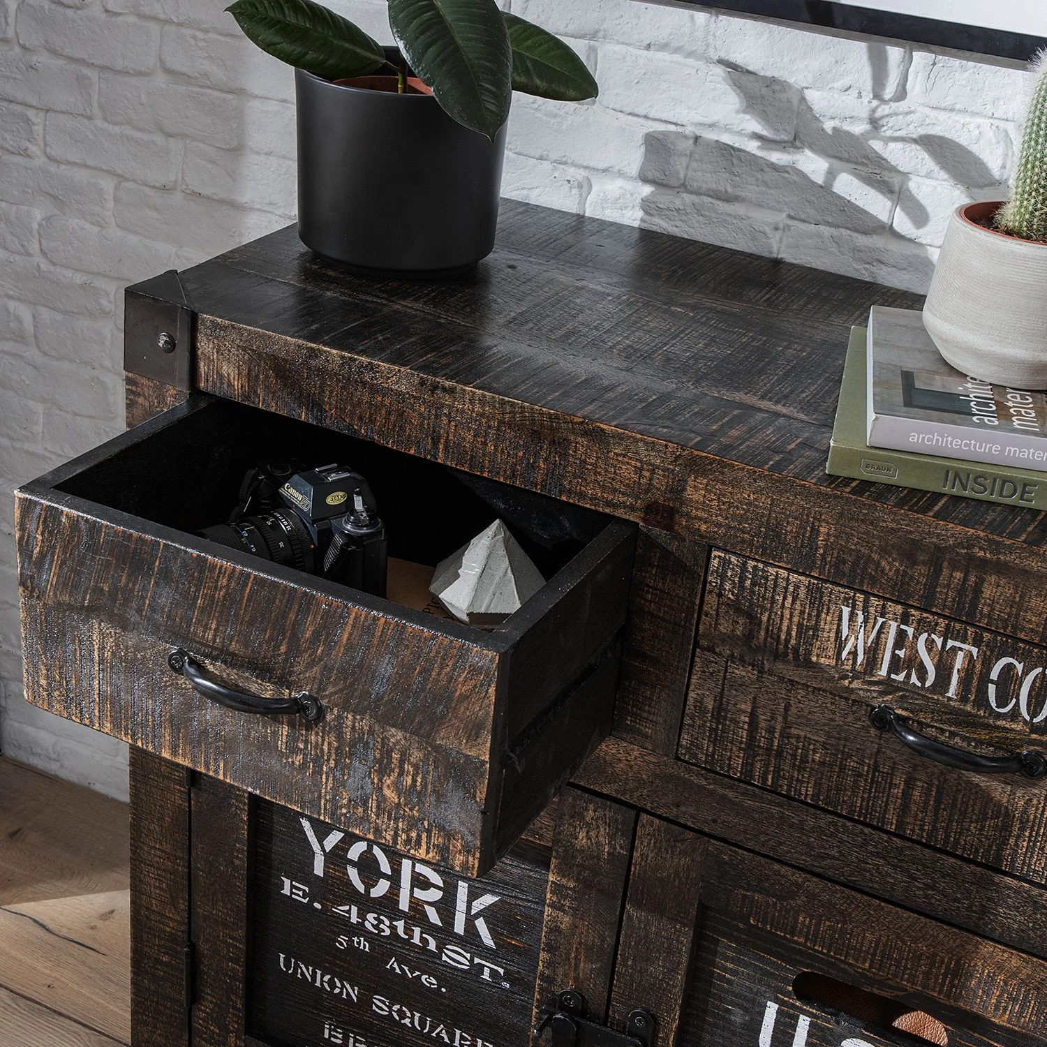 Ars manufacti Kommode Keyport I - Mango massiv 13 Ars manufacti Kommode Keyport I - Mango massiv – Bild 13