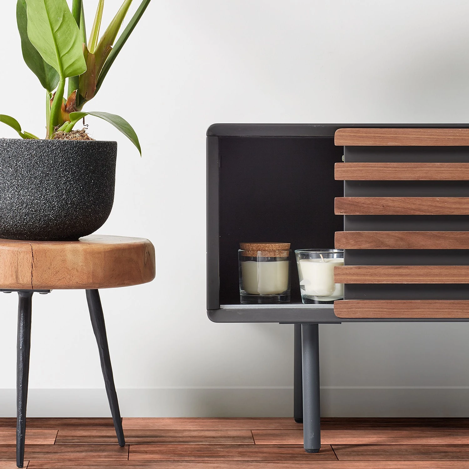 Norrwood TV-Lowboard Kipra II - Echtholzfurnier - Walnuss / Graphit 3 Norrwood TV-Lowboard Kipra II - Echtholzfurnier - Walnuss / Graphit – Bild 3