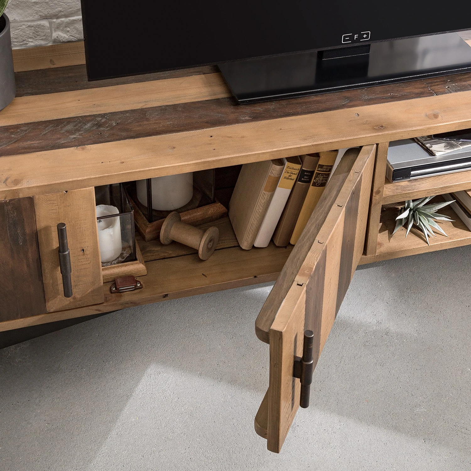 Ars manufacti TV-Lowboard Tamati III - Pinie massiv / Eisen - Pinie / Schwarz 13 Ars manufacti TV-Lowboard Tamati III - Pinie massiv / Eisen - Pinie / Schwarz – Bild 13