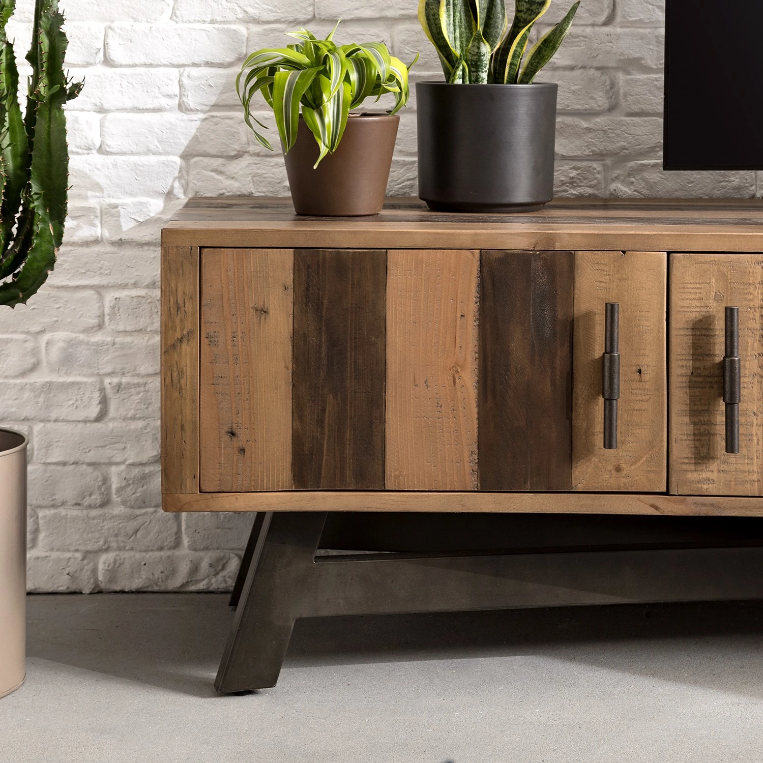 Ars manufacti TV-Lowboard Tamati III - Pinie massiv / Eisen - Pinie / Schwarz 15 Ars manufacti TV-Lowboard Tamati III - Pinie massiv / Eisen - Pinie / Schwarz – Bild 15