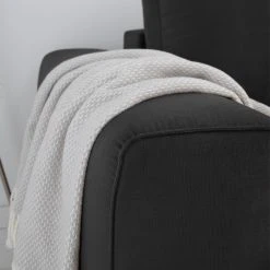 Jack & Alice Ecksofa Baitz I - Samt Krysia: Dunkelgrau - Ottomane davorstehend links -Wohnzimmermöbel boutique en ligne 1000166895 220601 140 DETAILS P000000001000166895