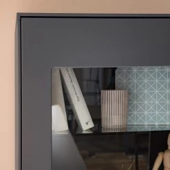 Mørteens Standvitrine Lindholm - Eiche teilmassiv - Matt Grau -Wohnzimmermöbel boutique en ligne 1000170810 200108 13505900008 DETAILS P000000001000170810