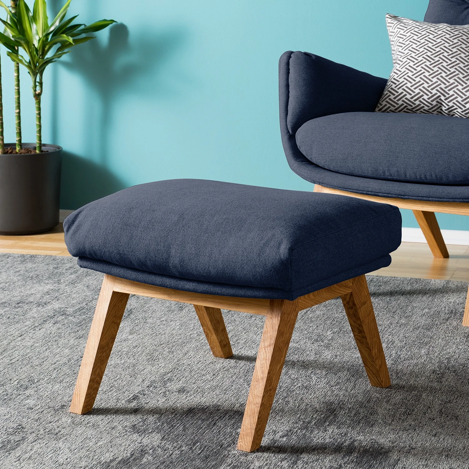 Studio Copenhagen Polsterhocker Garbo VII - Webstoff Milan: Dunkelblau - Eiche Dunkel 2 Studio Copenhagen Polsterhocker Garbo VII - Webstoff Milan: Dunkelblau - Eiche Dunkel – Bild 2
