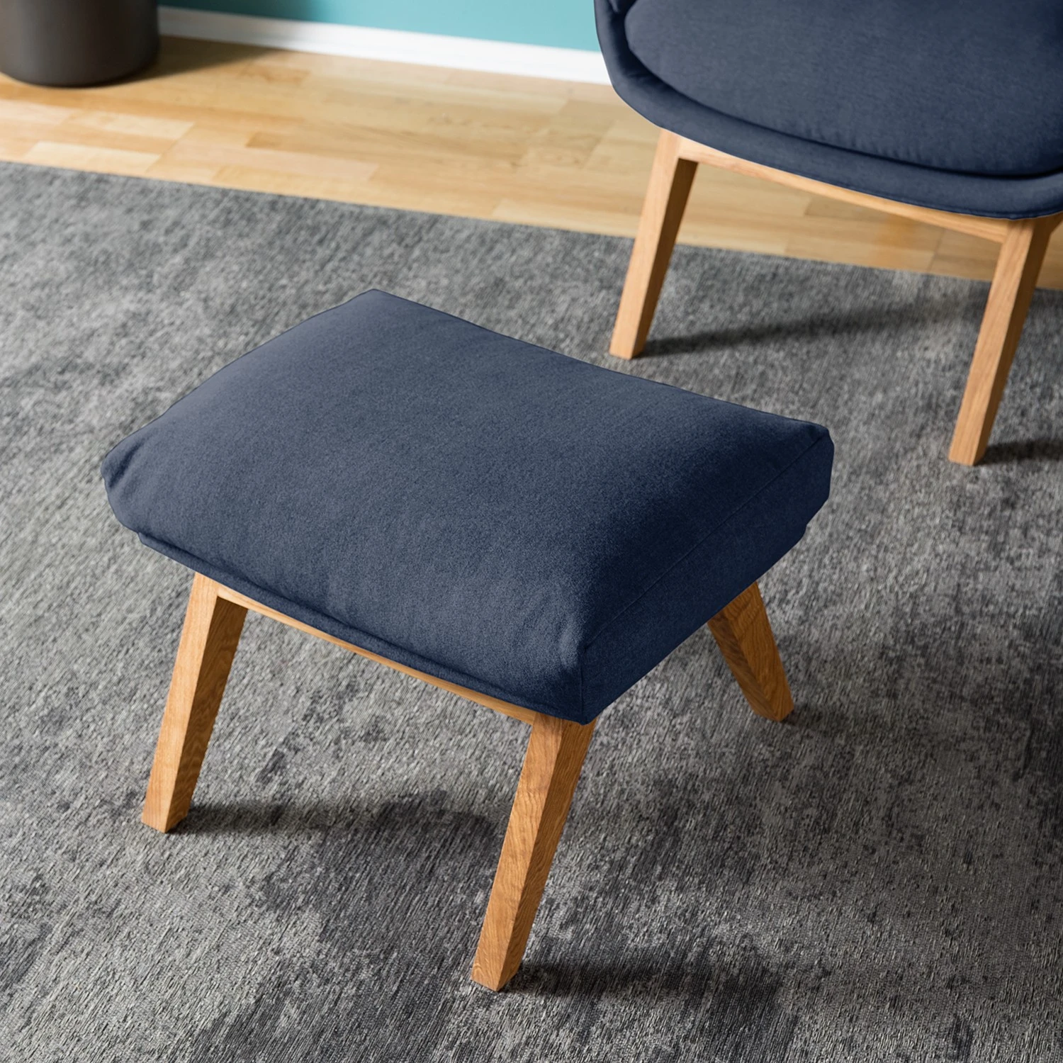 Studio Copenhagen Polsterhocker Garbo VII - Webstoff Milan: Dunkelblau - Eiche Dunkel 3 Studio Copenhagen Polsterhocker Garbo VII - Webstoff Milan: Dunkelblau - Eiche Dunkel – Bild 3