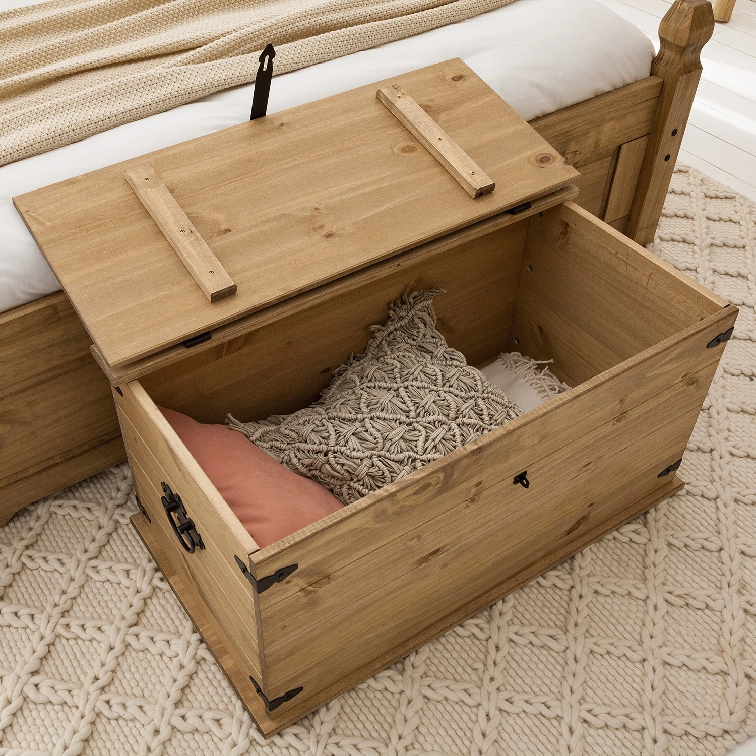 Maison Belfort Truhe Finca Rustica - Kiefer massiv - Kiefer Natur 14 Maison Belfort Truhe Finca Rustica - Kiefer massiv - Kiefer Natur – Bild 14