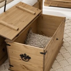 Maison Belfort Truhe Finca Rustica - Kiefer massiv - Kiefer Natur 38 Maison Belfort Truhe Finca Rustica - Kiefer massiv - Kiefer Natur -Wohnzimmermöbel boutique en ligne 1000178021 200507 14113400006 DETAILS P000000001000178021