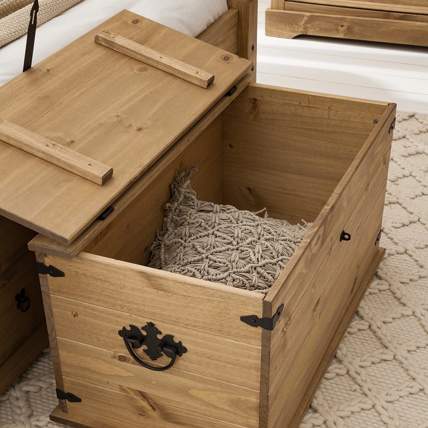 Maison Belfort Truhe Finca Rustica - Kiefer massiv - Kiefer Natur 18 Maison Belfort Truhe Finca Rustica - Kiefer massiv - Kiefer Natur – Bild 18