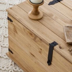 Maison Belfort Truhe Finca Rustica - Kiefer massiv - Kiefer Natur 40 Maison Belfort Truhe Finca Rustica - Kiefer massiv - Kiefer Natur -Wohnzimmermöbel boutique en ligne 1000178021 200511 13523800003 DETAILS P000000001000178021