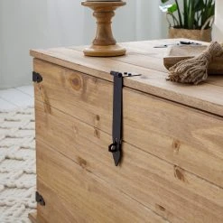 Maison Belfort Truhe Finca Rustica - Kiefer massiv - Kiefer Natur 41 Maison Belfort Truhe Finca Rustica - Kiefer massiv - Kiefer Natur -Wohnzimmermöbel boutique en ligne 1000178021 200511 13523800004 DETAILS P000000001000178021