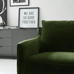 Studio Copenhagen Sofa Pouch (2-Sitzer) - Samt - Dunkelgrün -Wohnzimmermöbel boutique en ligne 1000179433 200320 15315700015 DETAILS P000000001000179433