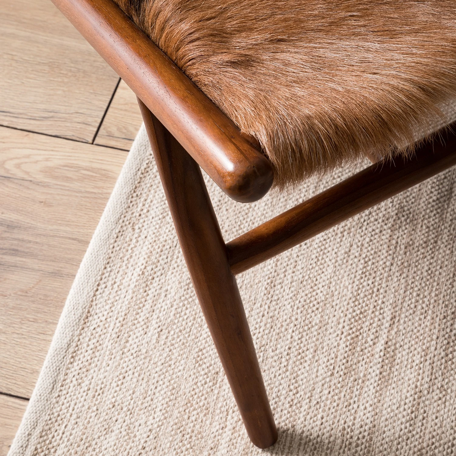 Ars manufacti Loungesessel Howden - Kuhfell / Teakholz massiv - Kuhmuster / Teak 12 Ars manufacti Loungesessel Howden - Kuhfell / Teakholz massiv - Kuhmuster / Teak – Bild 12