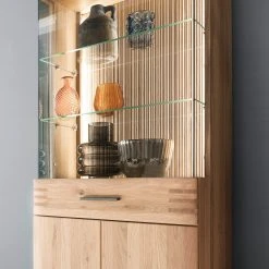 Loftscape Standvitrine Salvo - Eiche teilmassiv - Balkeneiche Bianco / Grau 15 Loftscape Standvitrine Salvo - Eiche teilmassiv - Balkeneiche Bianco / Grau -Wohnzimmermöbel boutique en ligne 1000207372 200317 14303500201 DETAILS P000000001000207372