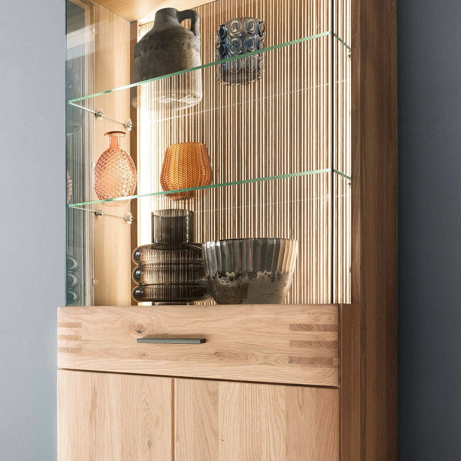 Loftscape Standvitrine Salvo - Eiche teilmassiv - Balkeneiche Bianco / Grau 7 Loftscape Standvitrine Salvo - Eiche teilmassiv - Balkeneiche Bianco / Grau – Bild 7