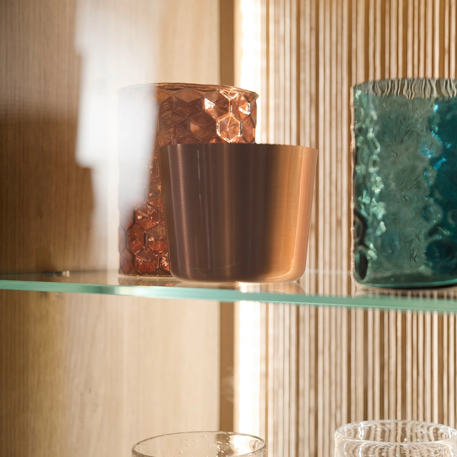 Loftscape Standvitrine Salvo - Eiche teilmassiv - Balkeneiche Bianco / Grau 8 Loftscape Standvitrine Salvo - Eiche teilmassiv - Balkeneiche Bianco / Grau – Bild 8