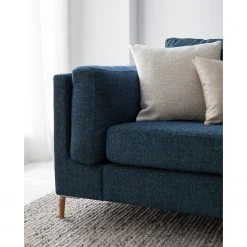 Studio Copenhagen 2,5-Sitzer Sofa COSO Classic+ - Chenille Rufi: Blau - Eiche Dunkel -Wohnzimmermöbel boutique en ligne 1000212738 201008 13380500039 DETAILS P000000001000212738