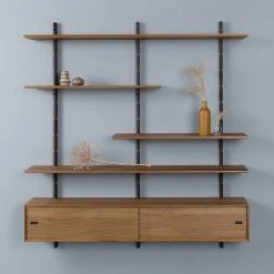 Studio Copenhagen Wandregal Lautaro X - Eiche massiv / Walnuss teilmassiv - Eiche Schwarz / Walnuss 6 Studio Copenhagen Wandregal Lautaro X - Eiche massiv / Walnuss teilmassiv - Eiche Schwarz / Walnuss -Wohnzimmermöbel boutique en ligne 1000216666 200820 06182200235 MOOD DETAILS P000000001000216666 mood