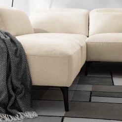 Studio Copenhagen Ecksofa Berrie II - Webstoff Saia: Beige - Breite: 263 cm - Ottomane davorstehend links -Wohnzimmermöbel boutique en ligne 1000217561 210222 09073400590 DETAILS P000000001000217561