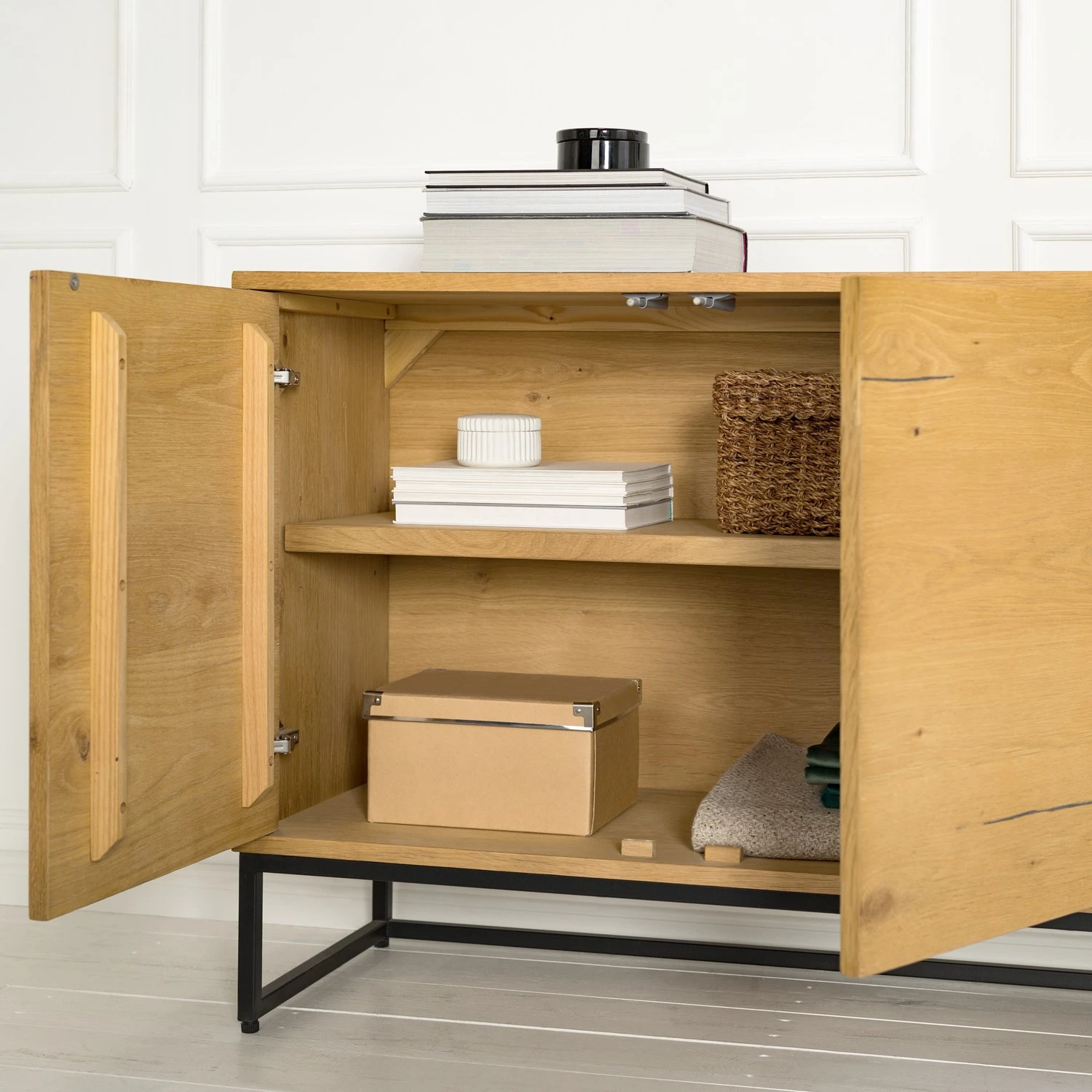 Studio Copenhagen Sideboard Flox II - Echtholzfurnier / Metall - Eiche / Schwarz 8 Studio Copenhagen Sideboard Flox II - Echtholzfurnier / Metall - Eiche / Schwarz – Bild 8