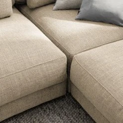 Studio Copenhagen Ecksofa Willows I - Webstoff Amila: Beige - Ottomane davorstehend links -Wohnzimmermöbel boutique en ligne 1000218179 210127 14550100362 DETAILS P000000001000218179
