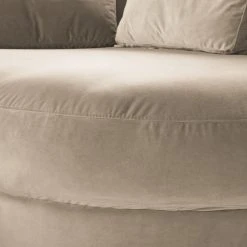 Studio Copenhagen Ecksofa Willows II - Samt Shyla: Beige - Ottomane davorstehend rechts -Wohnzimmermöbel boutique en ligne 1000218190 201124 10494500556 DETAILS P000000001000218190