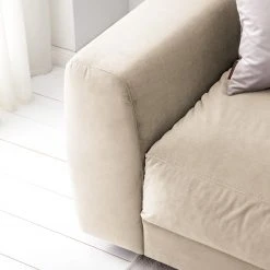 Studio Copenhagen Ecksofa Willows II - Samt Shyla: Beige - Ottomane davorstehend rechts -Wohnzimmermöbel boutique en ligne 1000218190 210119 16175400439 DETAILS P000000001000218190