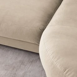 Studio Copenhagen Ecksofa Willows II - Samt Shyla: Beige - Ottomane davorstehend rechts -Wohnzimmermöbel boutique en ligne 1000218190 210119 16175400440 DETAILS P000000001000218190