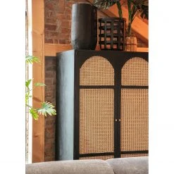 Red Living Schrank Mokena - Wiener Geflecht / Mango massiv - Natur / Mango Schwarz 11 Red Living Schrank Mokena - Wiener Geflecht / Mango massiv - Natur / Mango Schwarz -Wohnzimmermöbel boutique en ligne 1000223461 200826 12350000009 DETAILS P000000001000223461