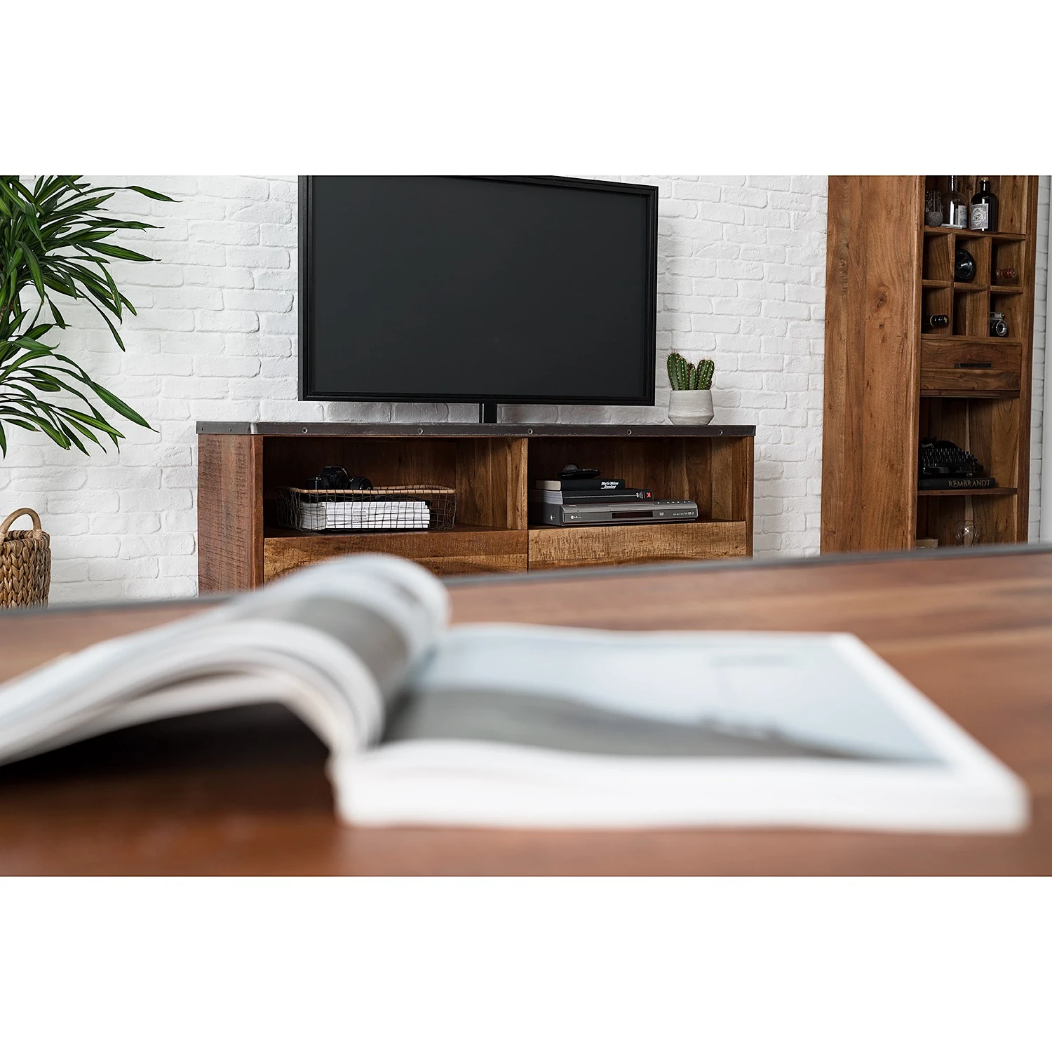 Ars manufacti TV-Lowboard Mackz I - Akazie massiv - Akazie Dunkel / Antik Schwarz 4 Ars manufacti TV-Lowboard Mackz I - Akazie massiv - Akazie Dunkel / Antik Schwarz – Bild 4