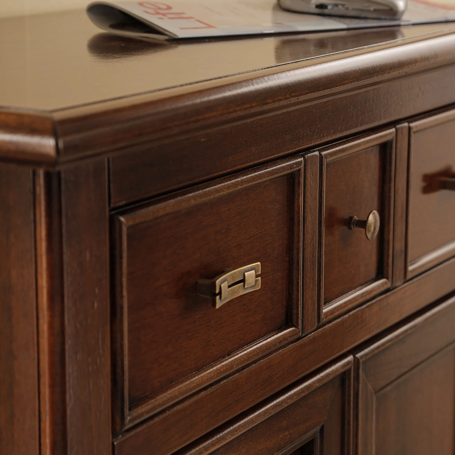 Ridgevalley Kommode Brieux - Tulpenbaum teilmassiv - Tulpenbaum Antik 8 Ridgevalley Kommode Brieux - Tulpenbaum teilmassiv - Tulpenbaum Antik – Bild 8