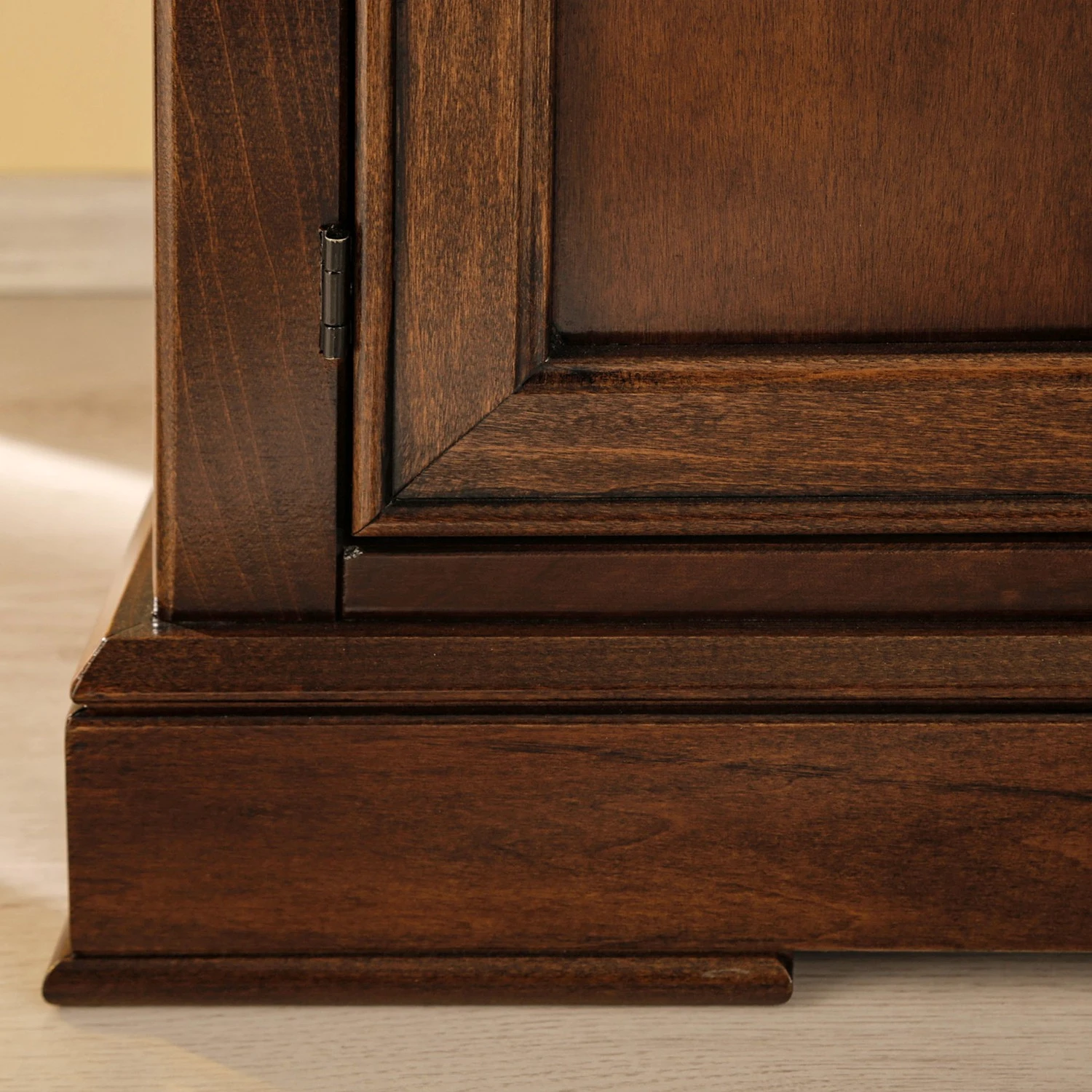 Ridgevalley TV-Lowboard Brieux I - Tulpenbaum teilmassiv - Tulpenbaum Antik 8 Ridgevalley TV-Lowboard Brieux I - Tulpenbaum teilmassiv - Tulpenbaum Antik – Bild 8