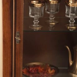 Ridgevalley Standvitrine Brieux - Tulpenbaum teilmassiv - Tulpenbaum Antik -Wohnzimmermöbel boutique en ligne 1000230613 201113 12531700044 DETAILS P000000001000230613