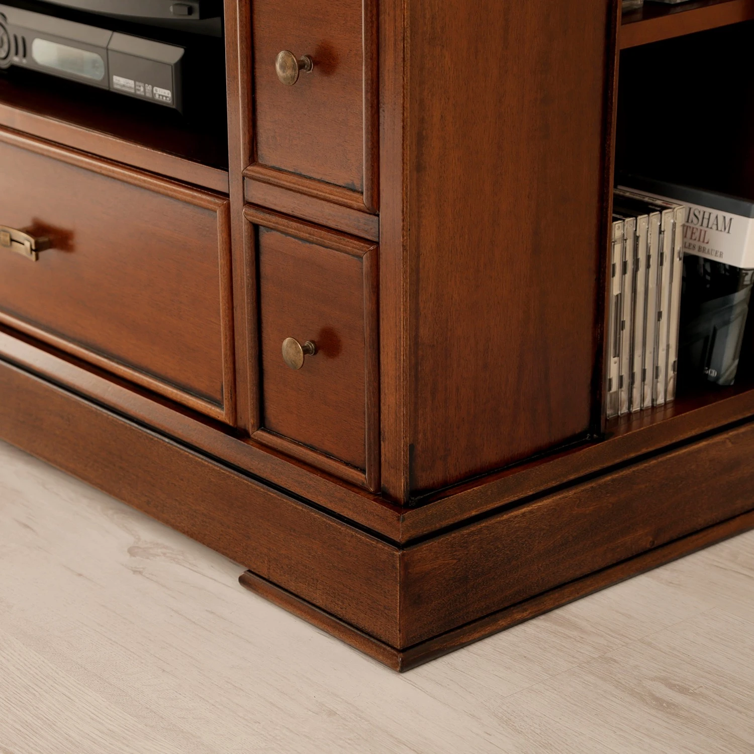 Ridgevalley TV-Lowboard Brieux II - Tulpenbaum teilmassiv - Tulpenbaum Antik 8 Ridgevalley TV-Lowboard Brieux II - Tulpenbaum teilmassiv - Tulpenbaum Antik – Bild 8