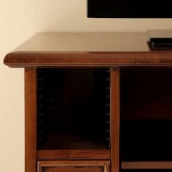 Ridgevalley TV-Lowboard Brieux II - Tulpenbaum teilmassiv - Tulpenbaum Antik 20 Ridgevalley TV-Lowboard Brieux II - Tulpenbaum teilmassiv - Tulpenbaum Antik -Wohnzimmermöbel boutique en ligne 1000230624 201113 12542600108 DETAILS P000000001000230624