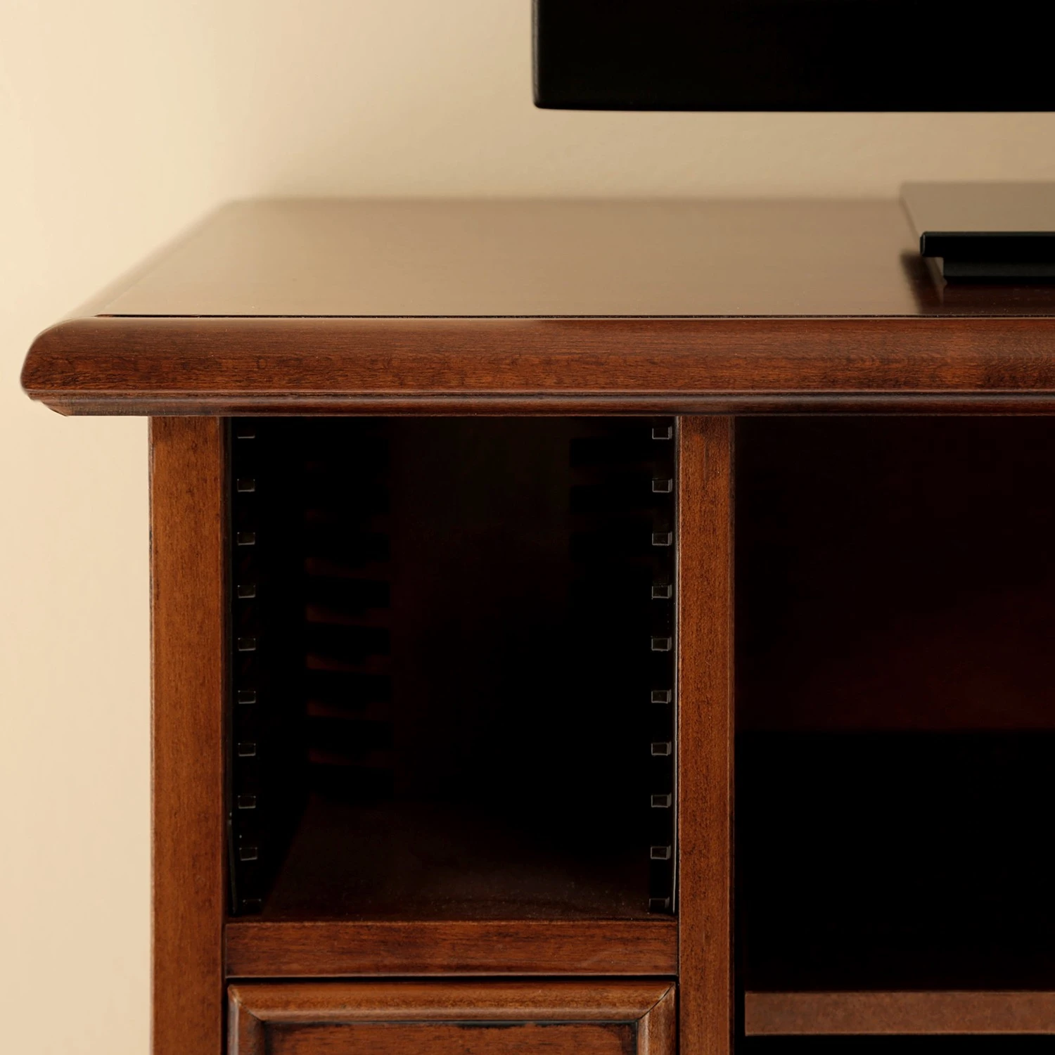 Ridgevalley TV-Lowboard Brieux II - Tulpenbaum teilmassiv - Tulpenbaum Antik 10 Ridgevalley TV-Lowboard Brieux II - Tulpenbaum teilmassiv - Tulpenbaum Antik – Bild 10