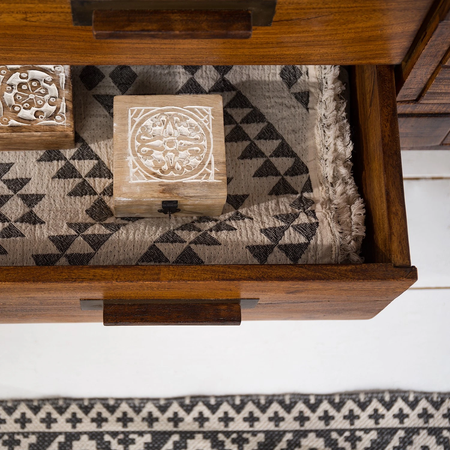 Wolf-Möbel Sideboard Bazac - Inkl. Beleuchtung - Akazie massiv - Akazie / Dunkelgrau 19 Wolf-Möbel Sideboard Bazac - Inkl. Beleuchtung - Akazie massiv - Akazie / Dunkelgrau – Bild 19