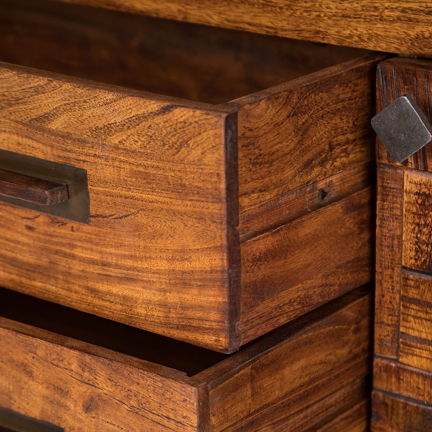 Wolf-Möbel Sideboard Bazac - Inkl. Beleuchtung - Akazie massiv - Akazie / Dunkelgrau 13 Wolf-Möbel Sideboard Bazac - Inkl. Beleuchtung - Akazie massiv - Akazie / Dunkelgrau – Bild 13