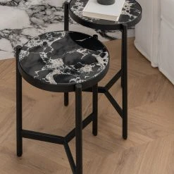 Studio Copenhagen Beistelltisch Abee I (2er-Set) - Marmor Schwarz Dekor / Schwarz -Wohnzimmermöbel boutique en ligne 1000270348 220823 023 MOOD DETAILS P000000001000270348 mood