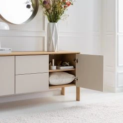 Studio Copenhagen Sideboard Maayka I - Eiche teilmassiv - Mushroom Creme / Eiche Hell -Wohnzimmermöbel boutique en ligne 1000277378 220905 021 MOOD DETAILS P000000001000277378 mood