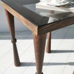 Ars Natura Beistelltisch Donatella - Glas / Walnuss massiv - Rauchschwarz / Walnuss 16 Ars Natura Beistelltisch Donatella - Glas / Walnuss massiv - Rauchschwarz / Walnuss -Wohnzimmermöbel boutique en ligne 1000333706 220302 030 DETAILS P000000001000333706