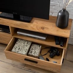 Ars manufacti TV-Lowboard Woodson V - Akazie massiv / Metall - Akazie Hellbraun 27 Ars manufacti TV-Lowboard Woodson V - Akazie massiv / Metall - Akazie Hellbraun -Wohnzimmermöbel boutique en ligne 1000339799 220311 065 DETAILS P000000001000339799